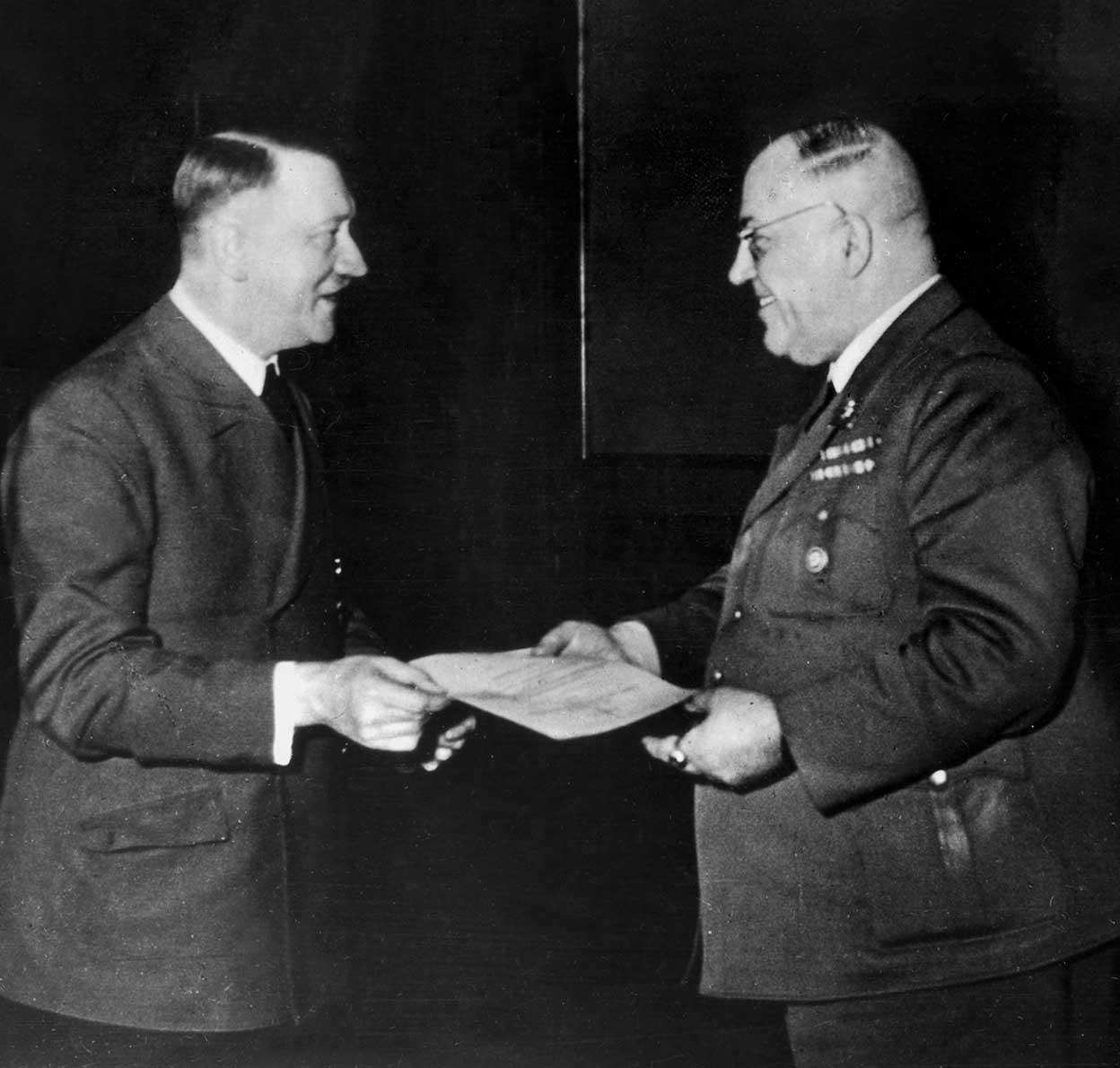 El 'camello' de Hitler: cómo el médico que trataba su flatulencia acabó suministrándole drogas